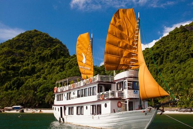 2-Days, 1-Night Halong Bay Discovery Cruise from Hanoi - First afternoon: getting onto the bay