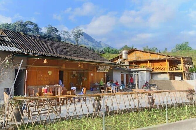 3-Days Sapa Trekking With Local Guide Overnight in Tavan Village - The guides and the group size