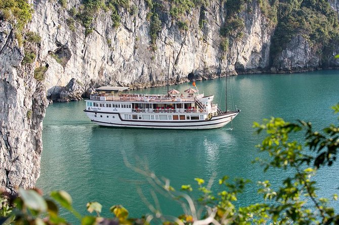 Bai Tu Long Bay Boutique Cruise: Visit Bai Tu Long bay & Overnight boat in 2 day - Vung Vieng floating village by kayak or bamboo boat
