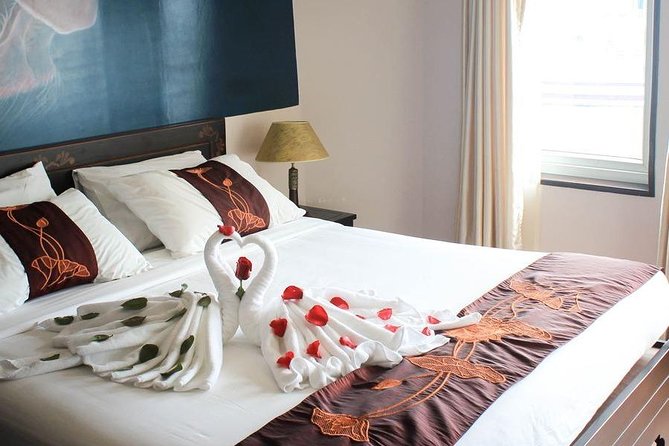 Bai Tu Long bay Luxury Cruise 2D/1N: Less touristy places, Kayaking, full meals - What the cabin and meals are really like