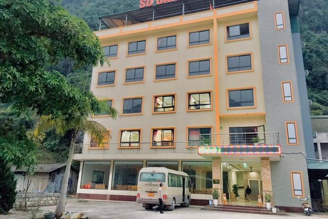 Ban Gioc Waterfall 3 Days 2 Nights From Hanoi - The guide, group size, and pace