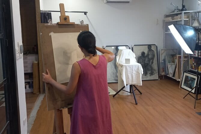 Beginner Painting & Drawing Class in Hanoi – Art Tutor Hanoi - Choosing between pencils, charcoal, and oil pastels