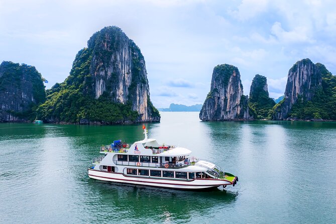 Best Halong 5 star Day Trip, inclusive,buffet,cave,kayak,transfer - Titop Island and the climb to the viewpoint