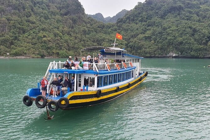 Cat Ba: Lan Ha Bay & Ha Long Bay Boat Trip, biking, kayakin,lunch - A full day between two famous bays
