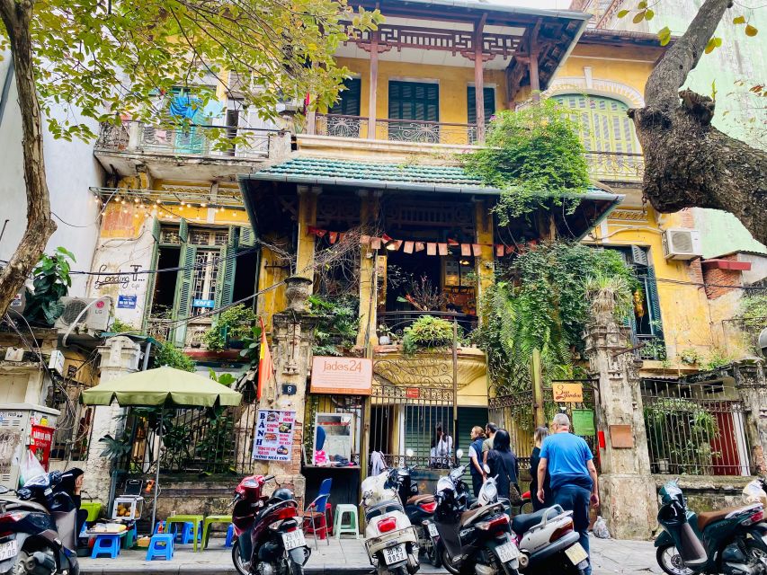 Coffee, History, and Architecture of the French Quarter - Coffee first, with history at the table
