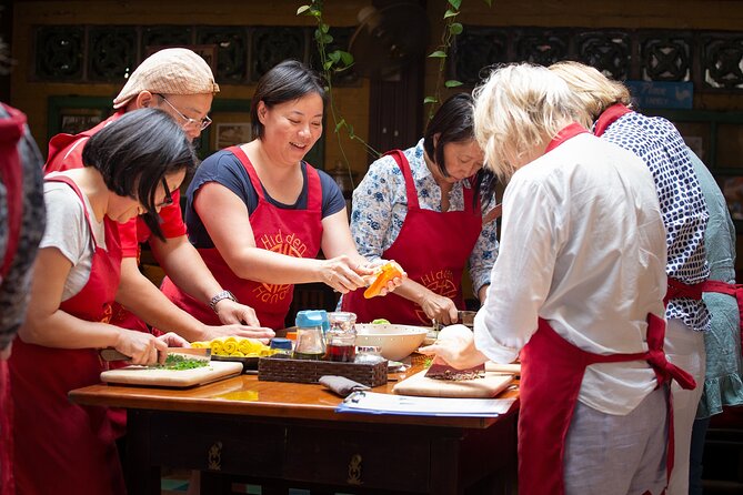 Cooking class with market visit - Eating in a house surrounded by a garden