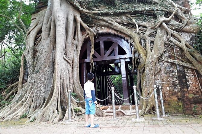 Duong Lam Ancient Village Private Tour: Ancient Vestage, Fortress - Lunch in a local family home