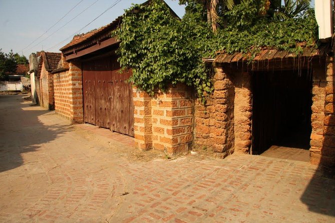 Duong Lam Ancient Village Private Tour: Ancient Vestage, Fortress - What the private format adds