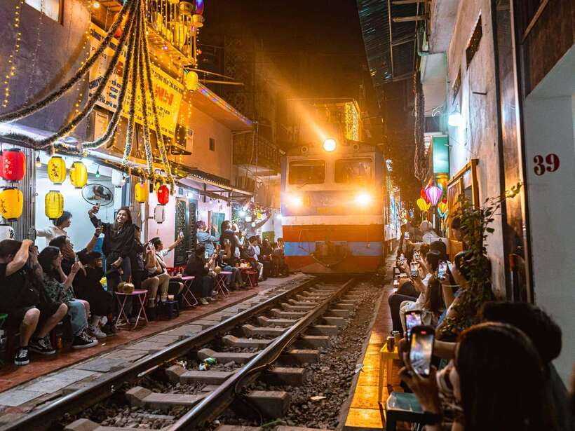 (EN/JP)Private tour with a local friend & Train Street visit - Walking through Hanoi’s Old Quarter