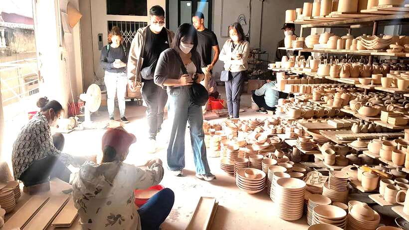 Explore Bat trang village & Ceramics factories / local guide - Walking through traditional Bat Trang