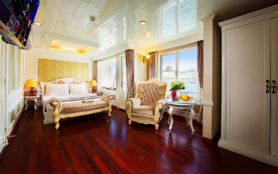From Hanoi: 2-Day Bai Tu Long Bay Luxury Cruise with Jacuzzi - Vung Vieng Floating Fishing Village from November to April