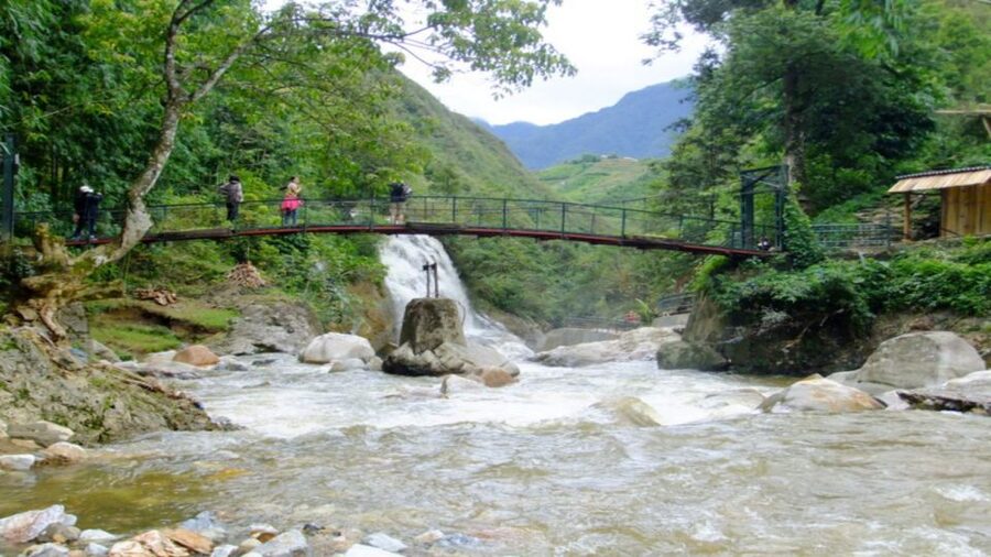From Hanoi: 2-Day Overnight Sapa Tour by Limousine - Meeting local guides and handling village sellers