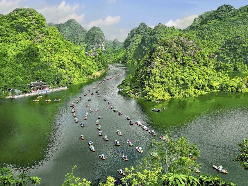 From Hanoi: Bai Dinh, Trang An, and Mua Cave Full-Day Tour - Lunch between the temple and the river