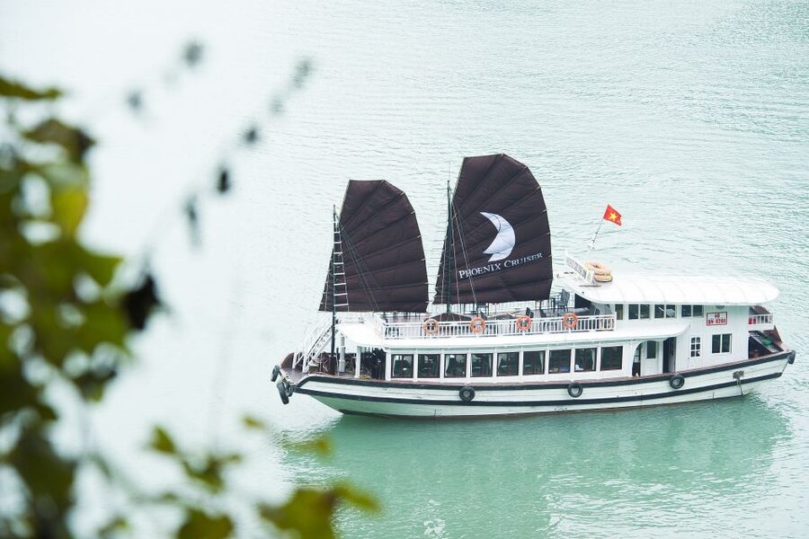 From Hanoi: Halong day trip, Route 2, 6hours, Small group - Lunch with the limestone islands outside