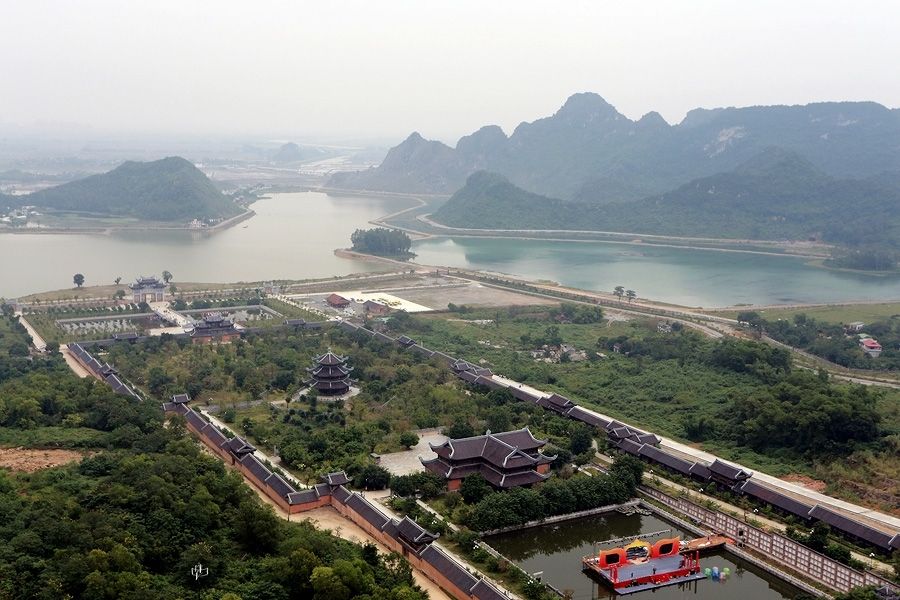 From Hanoi: Hoa Lu/Bai Dinh-Tam Coc/Trang An-Mua Cave Tours - Mua Cave and the climb to Ngoa Long Mountain