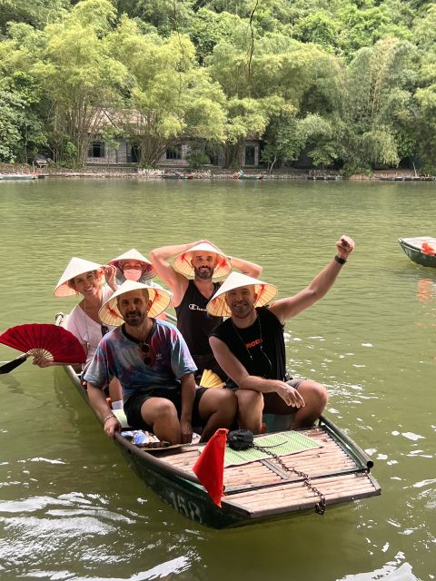 From Hanoi: Hoa Lu, Mua Cave and Tam Coc Full-Day Trip - The 1.5-hour sampan ride through Tam Coc
