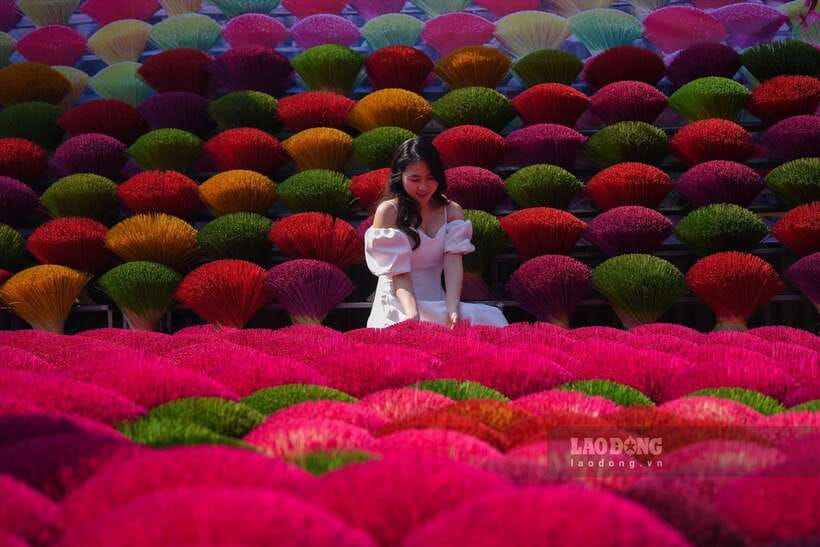 From Hanoi: Incense Village & Train Street Small Group Tour - Walking through Quang Phu Cau’s incense workshops