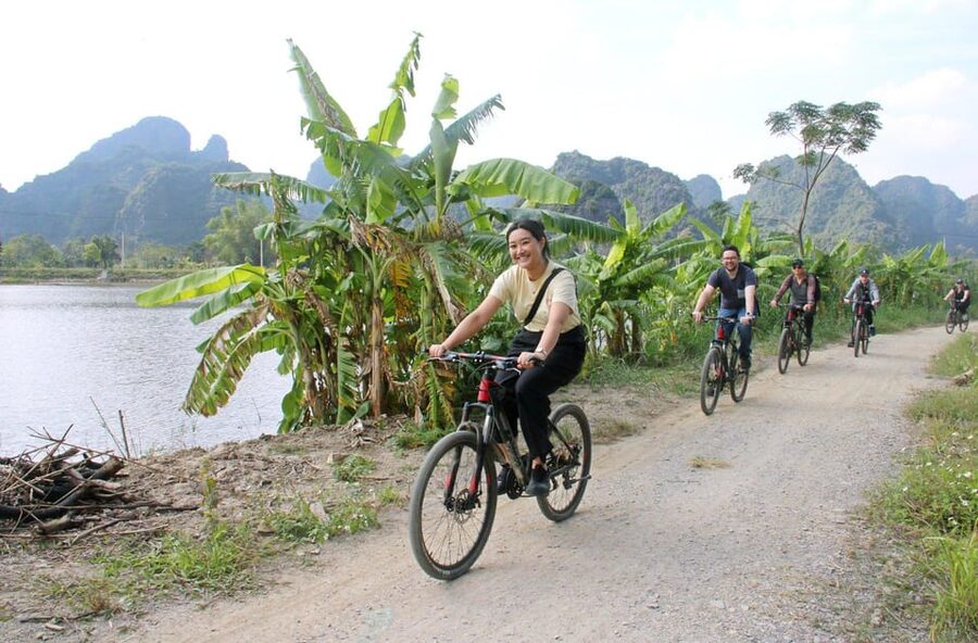 From Hanoi: Ninh Binh, Hoa Lu, Tam Coc and Mua cave - Vietnamese buffet lunch at 11:45