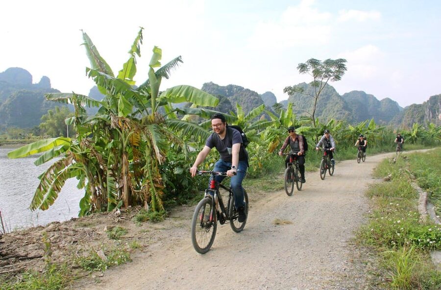 From Hanoi: Ninh Binh, Hoa Lu, Tam Coc and Mua cave - Climbing nearly 500 steps at Mua Cave