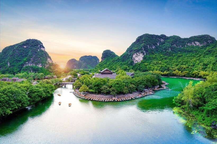 From Hanoi: Ninh Binh, Hoa Lu, Tam Coc, & Mua Cave Day-Trip - Mua Cave and the nearly 500-step climb