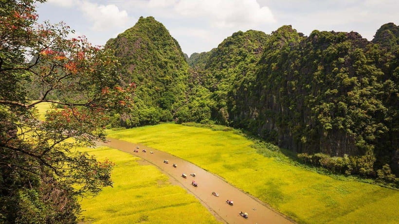 From Hanoi: Ninh Binh- Hoa Lu-Tam Coc- Mua Cave- Highlight - The road from Hanoi to Ninh Binh