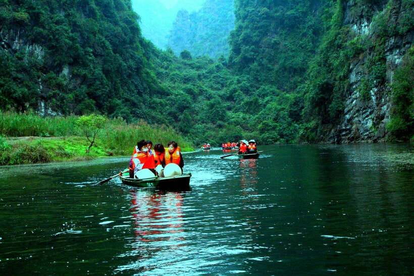 From Hanoi: Ninh Binh, Hoa Lu, Trang An and Mua Cave Trip - Cruising through Trang An by boat