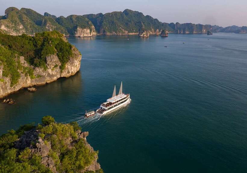 From Hanoi or Halong: Halong Bay Day Cruise - Kayaking or rowing at Dark and Bright Cave