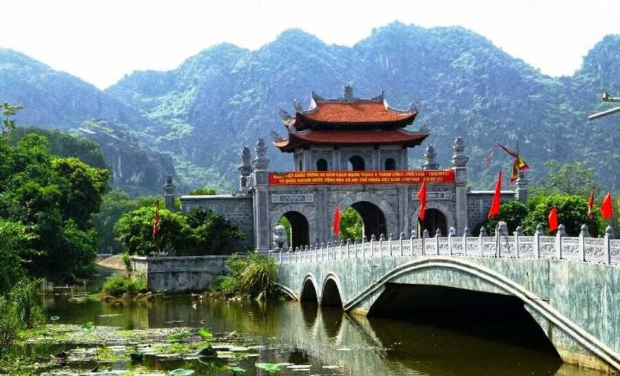 From Hanoi: Tam Coc Boat Trip and Hoa Lu & Mua Cave Tour - Hoa Lu, Vietnam’s 10th-century capital