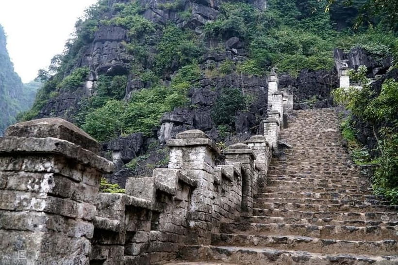 From Hanoi: Tam Coc Boat Trip and Hoa Lu & Mua Cave Tour - Timing, transport, and group pace