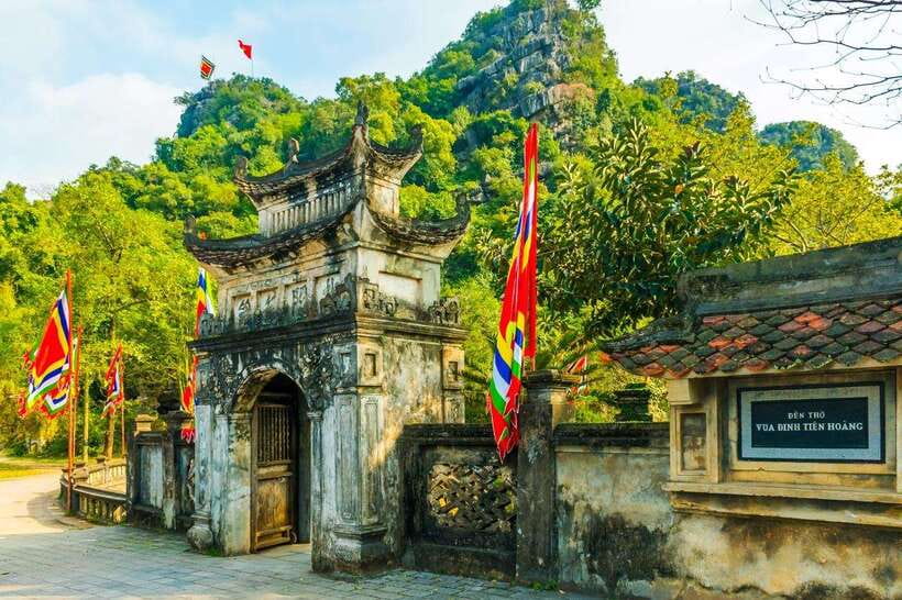 From Hanoi: Tam Coc Boat Trip and Hoa Lu & Mua Cave Tour - The early road from Hanoi to Ninh Binh