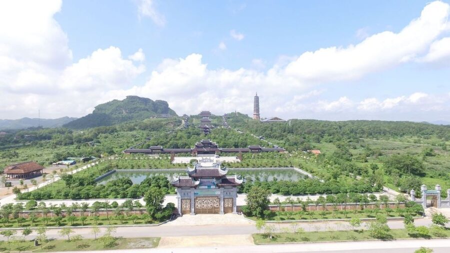 From Hanoi: Trang An & Bai Dinh Pagoda Full-Day Private Tour - What the guide adds to Bai Dinh and Trang An