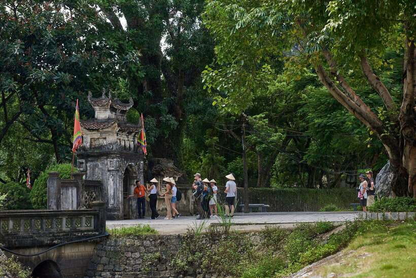 From Hanoi: Trang An, Hoa Lu & Mua Cave Full-Day Luxury Tour - Hoa Lu and the two royal temples