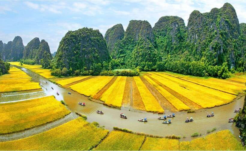 From Hanoi: Trang An, Hoa Lu & Mua Cave Full-Day Luxury Tour - Rowing through Trang An’s cave country