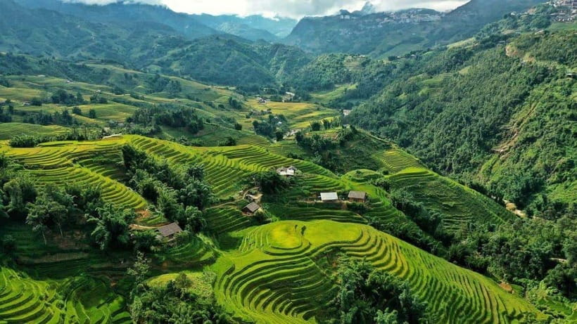 From Hanoi: Trek and Stay: 3-Day Sapa Highlands Adventure - Day one: Cat Cat, the waterfall, and Sin Chai
