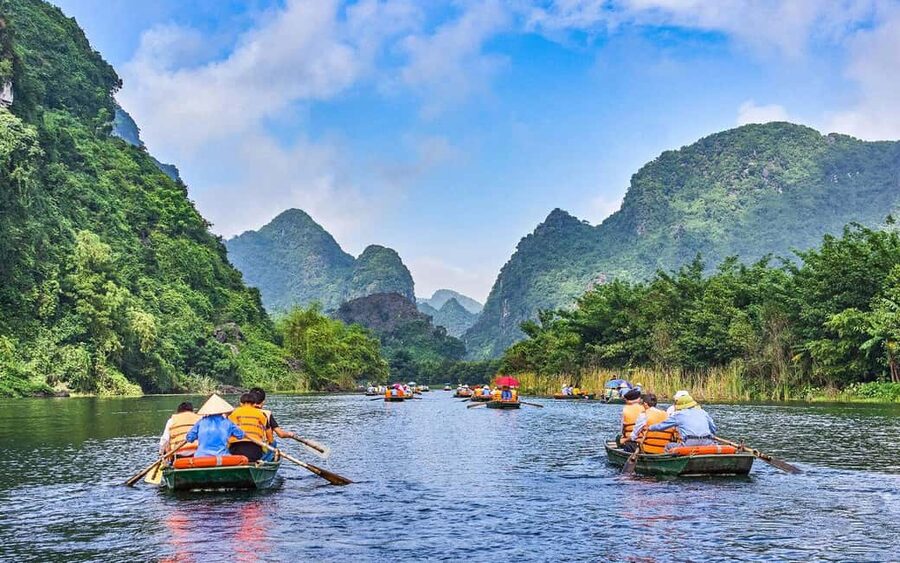 From Hanoi: Visit Hoa Lu & Trang An or Tam Coc & Mua Caves - Lunch with Vietnamese flavors