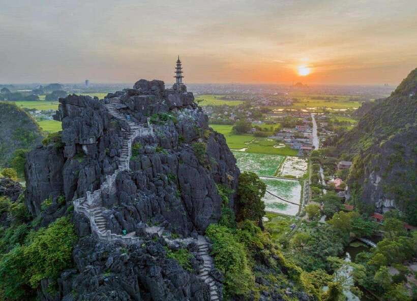 From Ninh Binh : Hoa Lu, Trang An, and Mua Cave Day Tour - Mua Cave and the 500-step climb