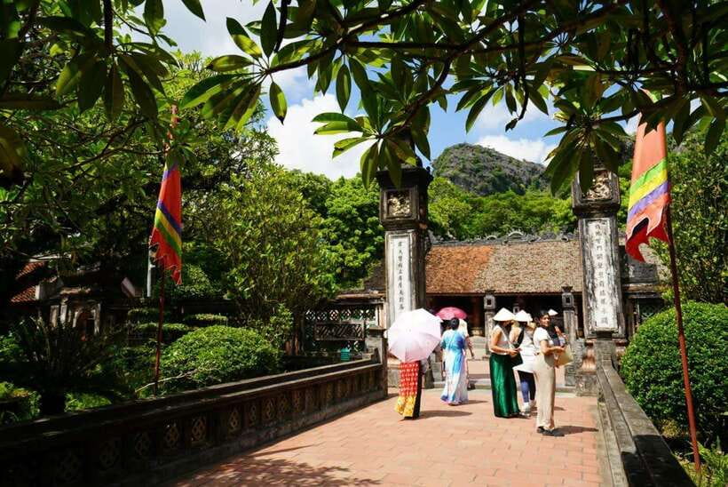 Full Day Hoa Lu - Tam Coc - Mua Cave/Buffet/Tour Guide/Bus - Tam Coc by Traditional Wooden Boat