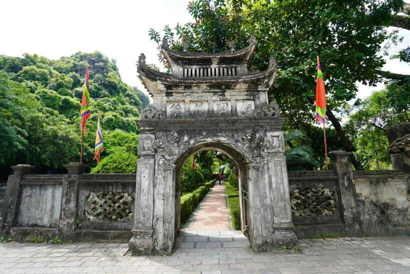Full Day Hoa Lu - Tam Coc - Mua Cave/Buffet/Tour Guide/Bus - The Guide, Bus, and Hanoi Pickup