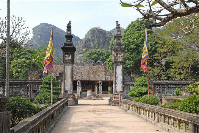 Full Day Hoa Lu - Tam Coc - Mua Cave Group Tour - Limousine Bus - Local lunch with goat meat and vegetarian choices