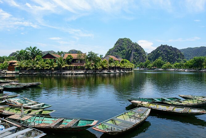 Full Day Tam Coc Private Tour: Biking and Trekking in Mua Cave - Lunch before the Mua Cave climb