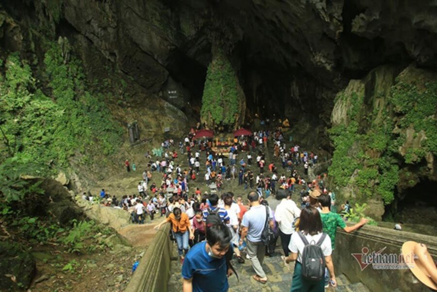 Full Day to Perfume Pagoda - Thien Tru and the climb toward Huong Tich Cave