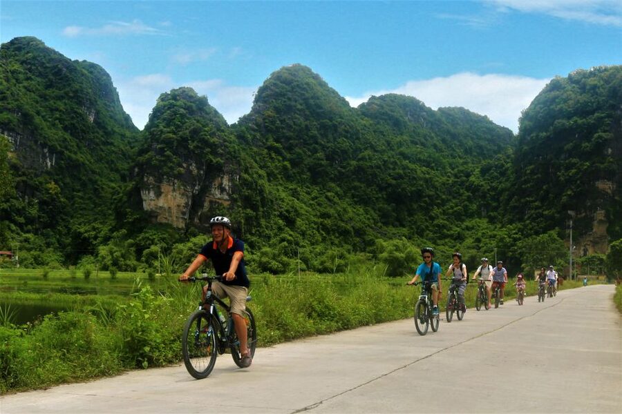 Full Day Trang An, Bich Dong Pagoda, Biking & Family Visit - The Trang An sampan ride