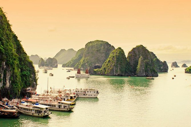 Ha Long Bay 1 Day Tour - Lunch with the limestone islands outside
