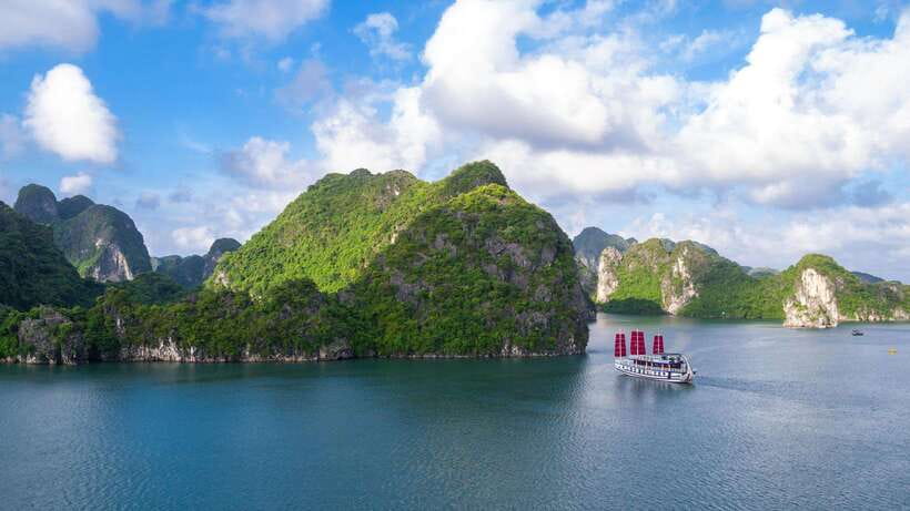Ha Long Bay - Bai Tu Long Bay Luxury Boat Tour & Transfer - A long but well-planned day from Hanoi