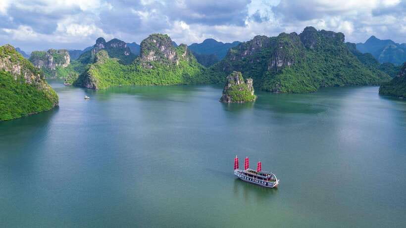 Ha Long Bay - Bai Tu Long Bay Luxury Boat Tour & Transfer - Luon Cave by kayak or bamboo boat