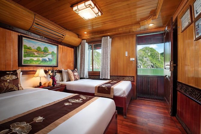 Ha Long bay tour in Middle 3 star cruise - A stop at the Ha Long Pearl farm
