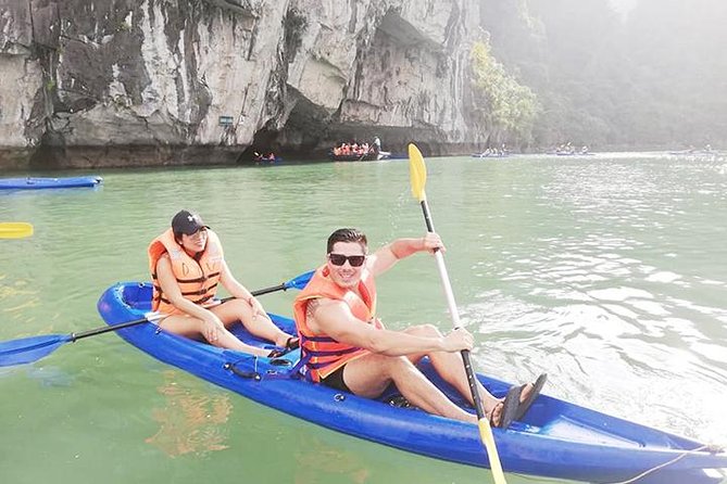 Ha Long Full Day Deluxe Trip - Long Route (6-Hour Trip) - Lunch while the limestone islands pass by