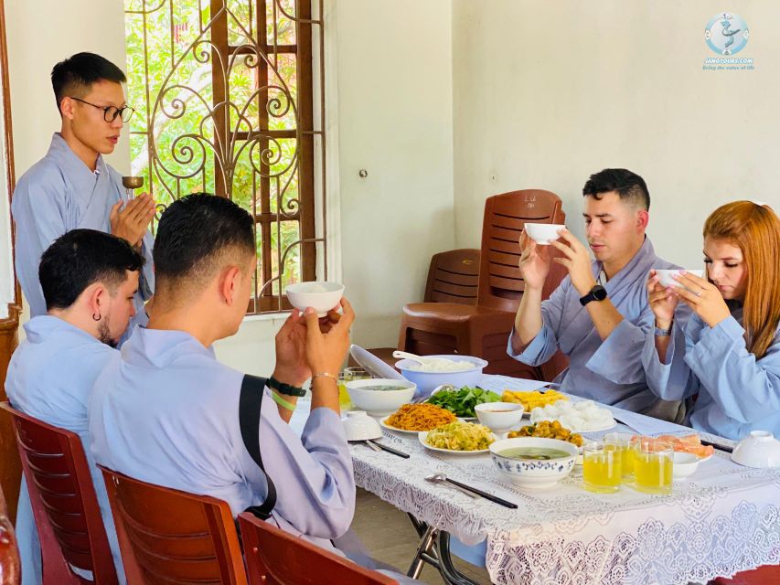 Ha Noi - Half-day Mindfulness meditation retreat - The Arhat ritual and asking for blessings