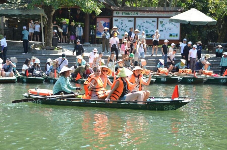 Ha Noi: HOA LU-TAM COC-MUA CAVE ,Buffet Lunch & Cycling - A local buffet at midday