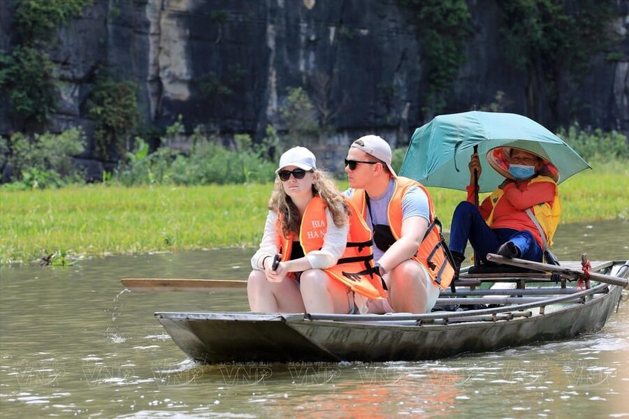 Ha Noi: HOA LU-TAM COC-MUA CAVE ,Buffet Lunch & Cycling - Hoa Lu and the Dinh King temple